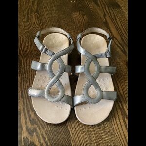 Vionic Adjustable Sandals in size 8M Champagne
